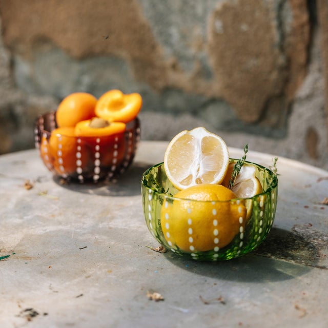Collection for the table in clear colored glass. It includes tumblers for water and soft drinks, wine glasses, flute...