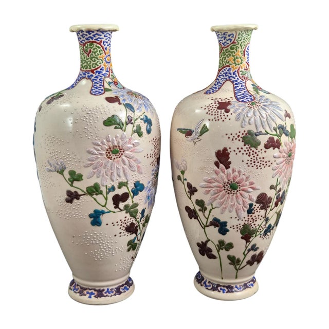 Gold Kyoto Satsuma Moriage Vases in the style of Chikusai, 1890s, Set of 2 For Sale - Image 8 of 15
