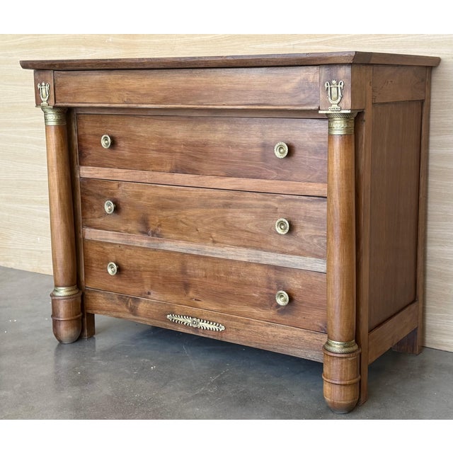 French 1830s French Empire Walnut Chest with Four Drawers and Gilded Edges, Commode For Sale - Image 3 of 18