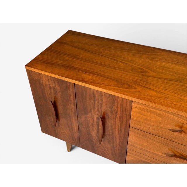 Young Manufacturing, Standard Dreser, Walnut, Usa, 1960s For Sale - Image 9 of 12