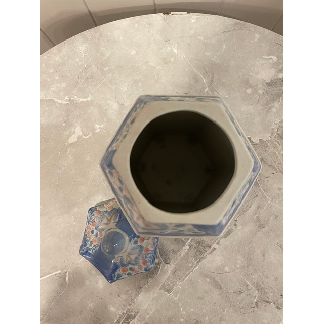 Vintage Chinoiserie Chinese Blue and White Hand Painted Hexagon Lidded Ginger Jar For Sale In Nashville - Image 6 of 9