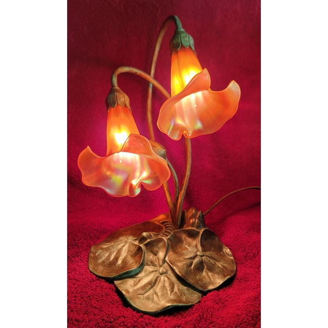 Art Nouveau 1980s Lundberg Studios Tiffany Style Art Glass Tulip Table Lamp For Sale - Image 3 of 14