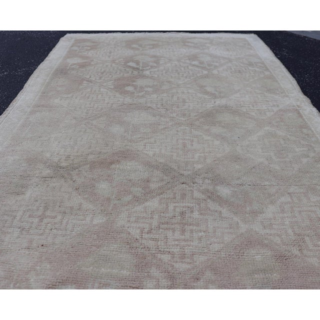 Vintage Turkish Oushak Rug With Subtle Geometric and Floral Motifs 3'2 X 5'6 For Sale - Image 4 of 11
