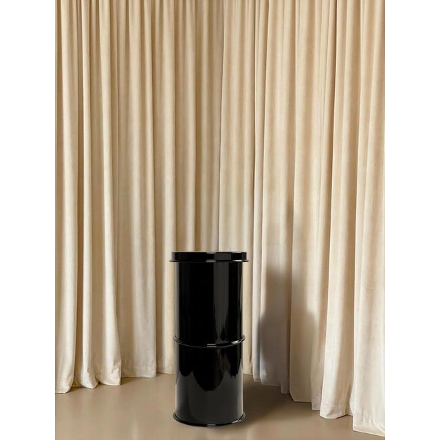 Rl 08 round pedestal in mirror-polished aluminum by caspal dimensions: ø 28 x h 66 cm. Materials: mirror-polished aluminum.