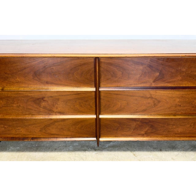 Wood 1950’s T H Robsjohn Gibbings for Widdicomb 6 Drawer Walnut Dresser Chest of Drawers For Sale - Image 7 of 12