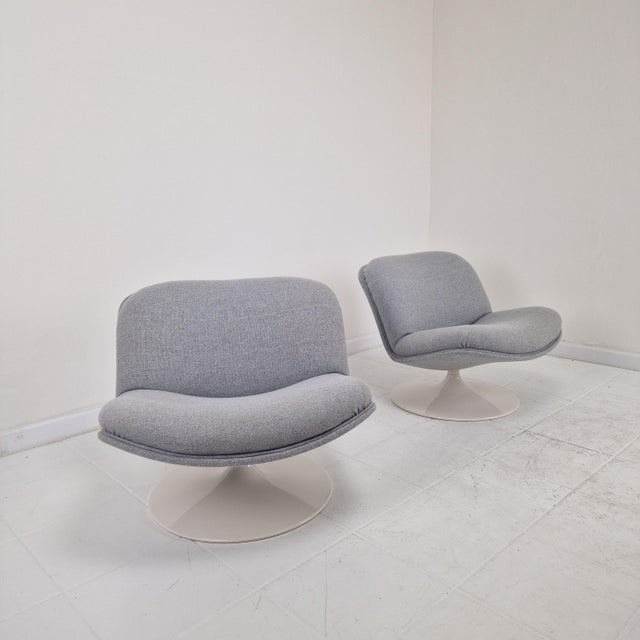 Exceptional pair of original Artifort model 508 swivel lounge chairs, designed by renowned British designer Geoffrey...