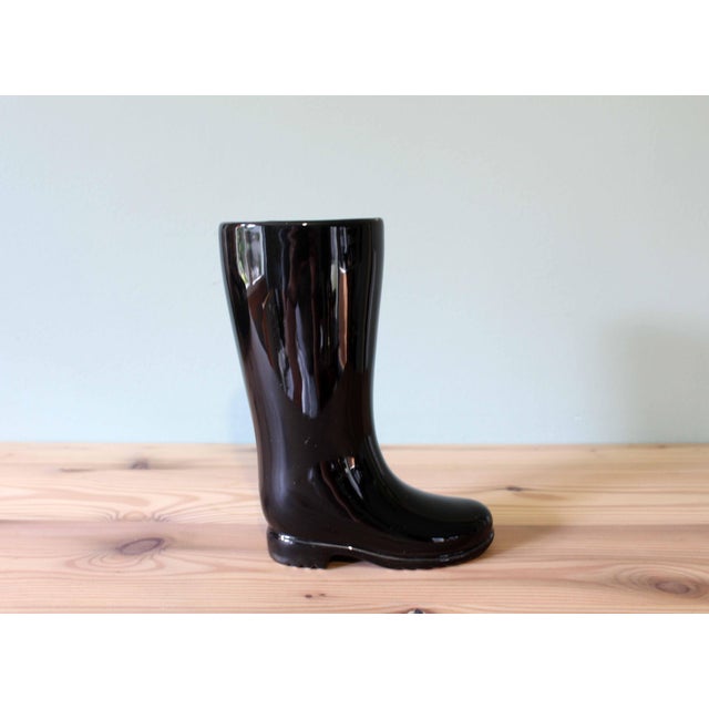 This vintage boot-shaped vase is a unique decorative piece that combines humor and elegance. Its figurative design,...