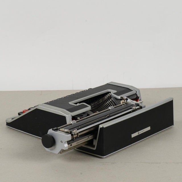 1960s Lettera DL Typewriter from Olivetti For Sale - Image 5 of 18