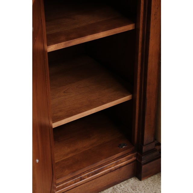 1990s Nichols & Stone Williamsburg Maple Bookcase Display Cabinet For Sale - Image 5 of 18