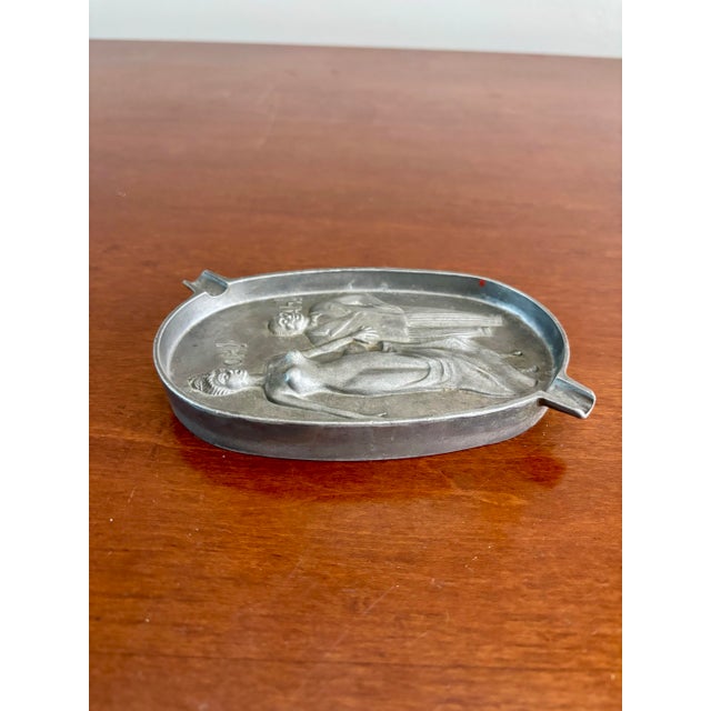 Vintage Art Deco “Heads or Tails” Speakeasy Ashtray With Figural Couple For Sale - Image 4 of 5