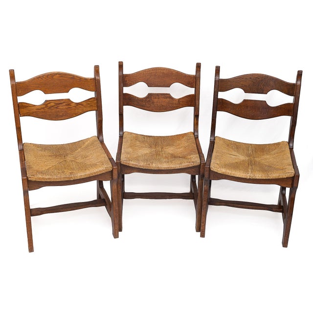 Set of 6 solid oak chairs by Guillerme and Chambron – Your Home. Solid oak. Original straw seat. Seat height: 44 cm Sturdy...