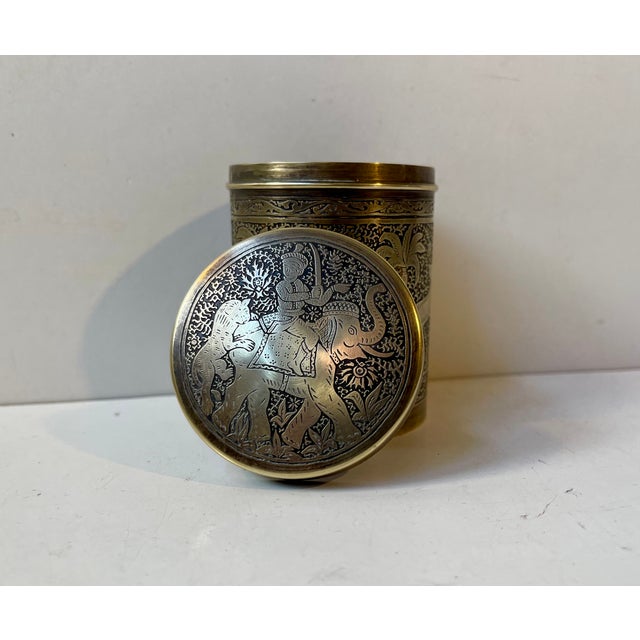 A hand-engraved small container for tea, tobacco, betel, pills etc. Intricate details depicting a hunting-scene all around...