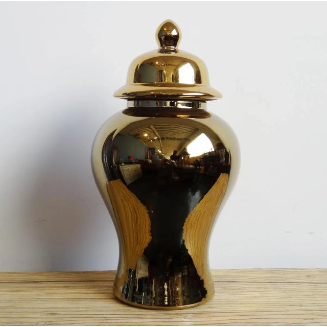 Vintage ceramic gold ginger/temple jar with lid. Perfect for display! Finished in a reflective metallic gold lacquer....