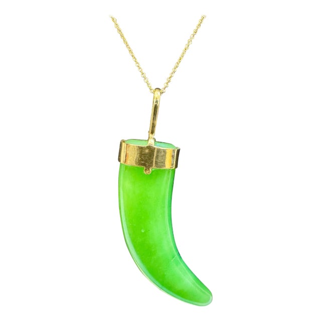 100 Ct Jade Pendant Necklace 14" to 18" adjustable Chain, 14 Karat Yellow Gold For Sale