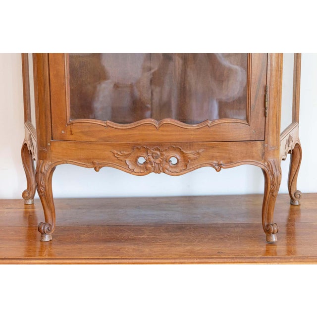 19th Century French Louis XV Style Walnut Display Cabinet with Carved Musical Instruments For Sale In Atlanta - Image 6 of 8