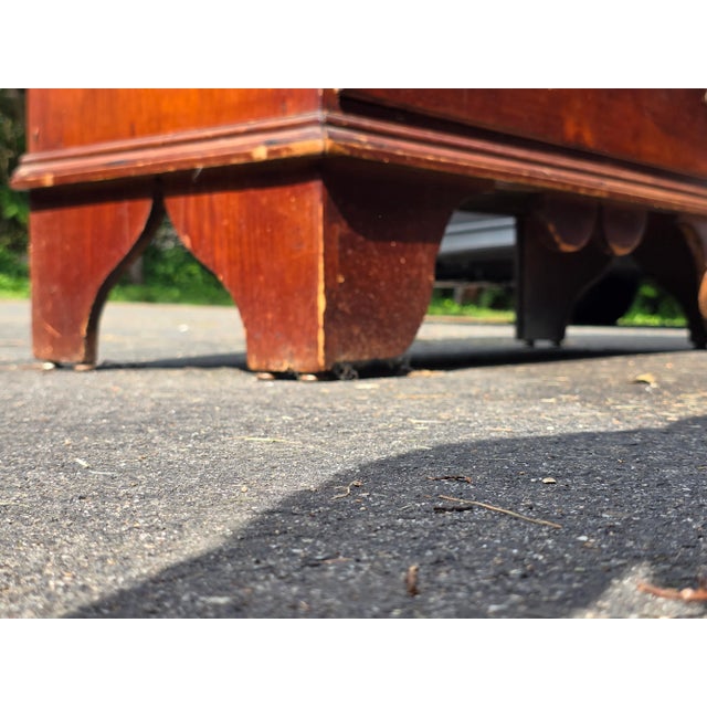 Federal Period Lift-Top Blanket Chest With Drawers, C. 1790–1810, Connecticut Origin For Sale In New York - Image 6 of 16