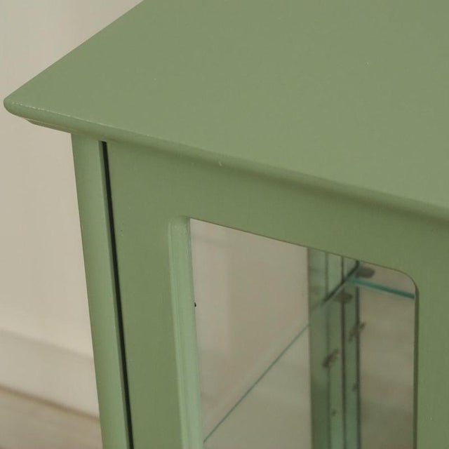 1920s Small Display Cabinet in Pastel Green with Mirrored Back Panel For Sale - Image 5 of 16