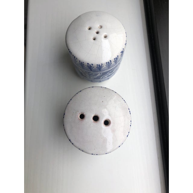 Late 20th Century Vintage Mexican Hand-Painted Tlalpujahua Salt & Pepper Shakers in Blue & White-a Pair For Sale - Image 5 of 6