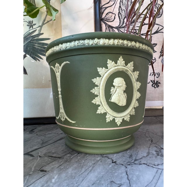 Lovely Wedgwood Jasperware "Founding Fathers" cachepot or jardiniere depicting George Washington, Thomas Jefferson and...