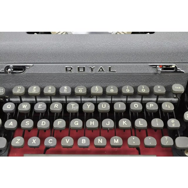 Vintage 1950's Mid-Century Royal Quiet De Luxe Typewriter in Case For Sale - Image 4 of 11