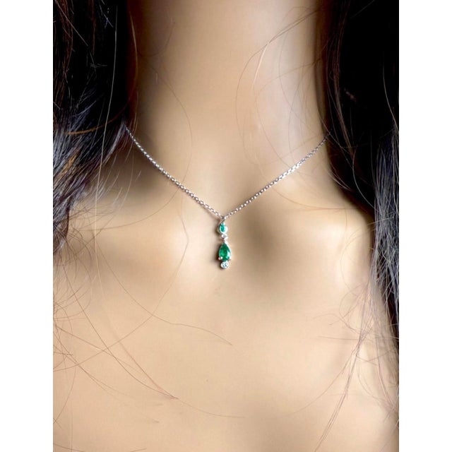 2020s 14k White Gold Pear-Shaped Emerald & Diamond Drop Pendant Necklace 17 Inch For Sale - Image 5 of 5