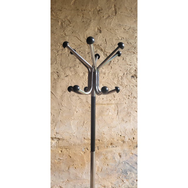 1960s chrome-plated metal parrot coat rack. The heads are made of semi-soft plastic. It rests on four screwed-on legs...