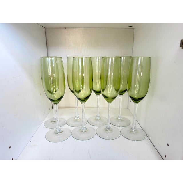 Bring a pop of color and sophistication to your glassware collection with this gorgeous set of 8 green champagne flutes....