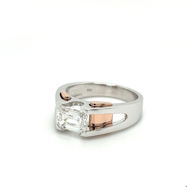 2020s 2.87 Carat Emerald Cut Lab Grown Diamond Mens Ring in 2-Tone Rose/White Gold Size 10 For Sale - Image 5 of 6