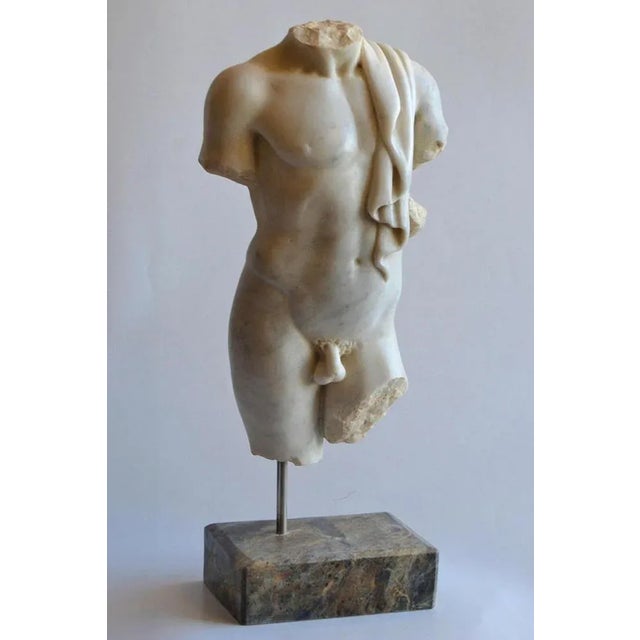 Magnificent Italian sculpture in Carrara marble " Torso " early 20th Century. Italy Complete height with base: 43cm...