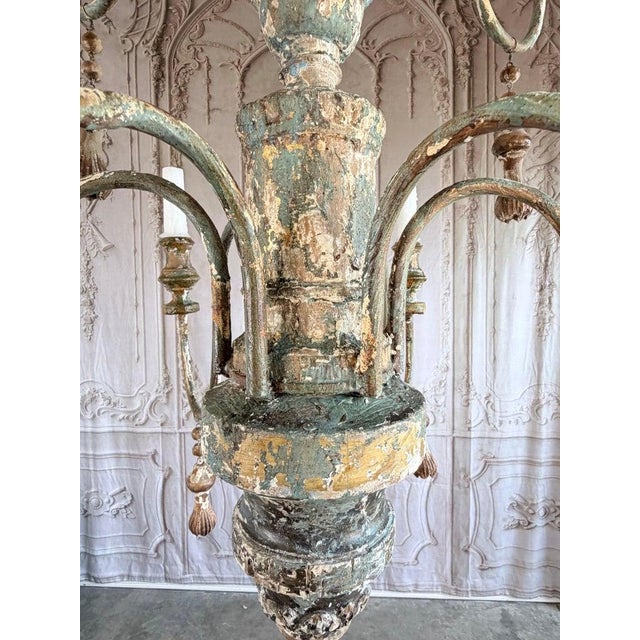 Rustic Mid 20th Century Mediteranean Style Italian Painted & Parcel Gilt Wood 12-Light Chandelier For Sale - Image 3 of 7