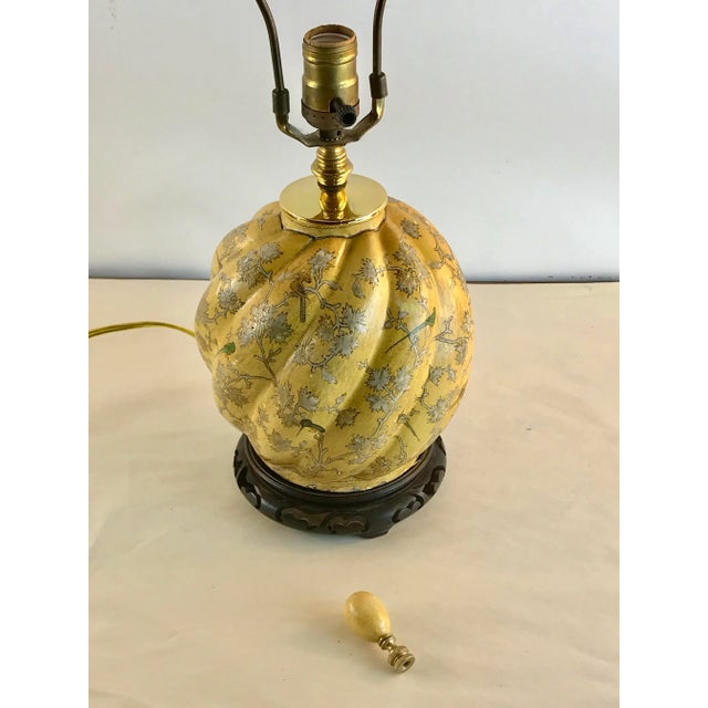 1950s Vintage Chinoiserie Polychrome Yellow Paper Mache Melon Table Lamp With Shade For Sale - Image 9 of 11