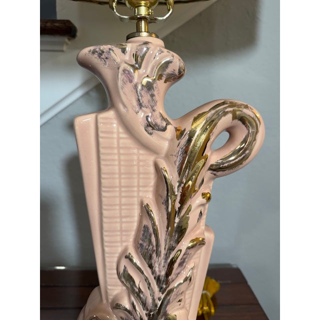 1950s Mid-Century Modern Pink and Gold Swirl Leaf Ceramic Table With Matching Original 2 Tiered Fiberglass Shade With Matching Gold Leave For Sale - Image 4 of 12