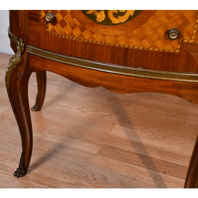 1930s Pair French Louis XV Walnut Satinwood Inlay & Marble Top Nightstands / Small Commodes For Sale - Image 6 of 18