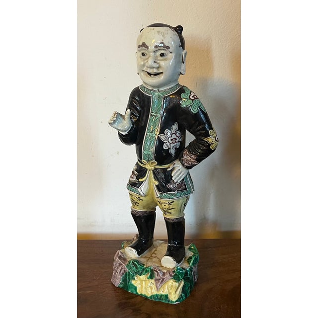 Chinoiserie Antique Chinese Export Kangxi Famille Noir Porcelain Figure of an Attendant For Sale - Image 3 of 12