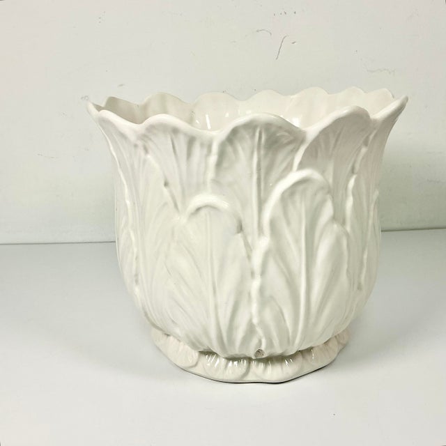 This is a gorgeous 1974 large ceramic planter from USA Whittier Pottery. The design is a white Tulip bloom in the Trompe...