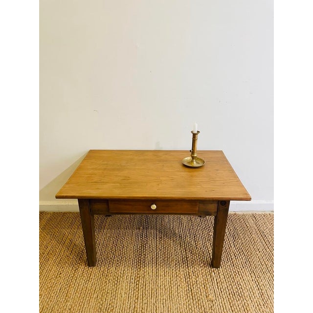Mid-Century Modern Coffee Table in Wood, in Very Good conditions. Designed 1920 to 1949