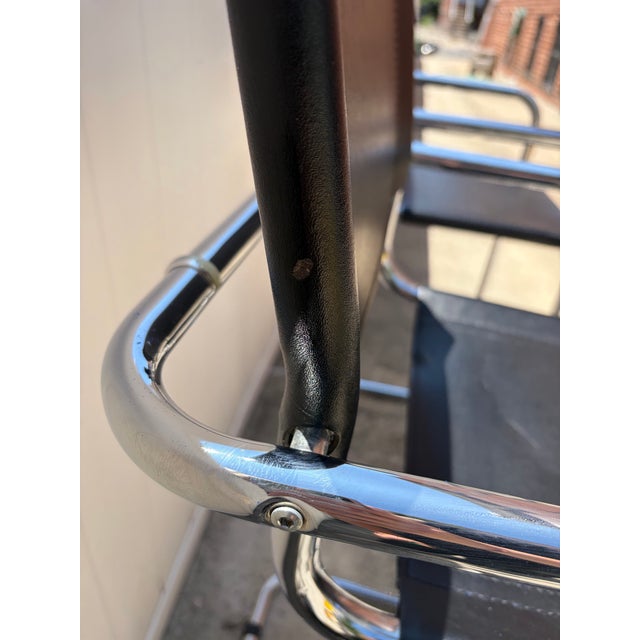 Pair of Vintage Chrome and Black Sling Bar Stools, Bauhaus Style For Sale In New York - Image 6 of 8