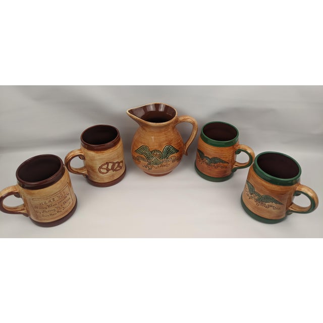Vintage Pennsbury Pottery Pennsylvania Dutch Pitcher & Mug Set - Five Pieces For Sale - Image 17 of 17