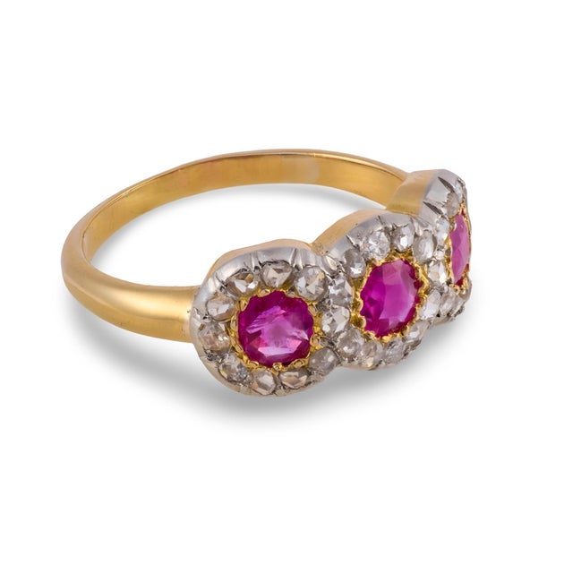 1910s 1910s Edwardian Burma No Heat Ruby and Diamond 3 Stone Ring, Size 7 For Sale - Image 5 of 6