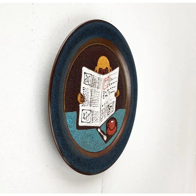 Vintage German Ceramic Wall Plate with Ape and Newspaper Motif from Keramik Manufaktur Kupfermühle, 1970s For Sale - Image 3 of 12