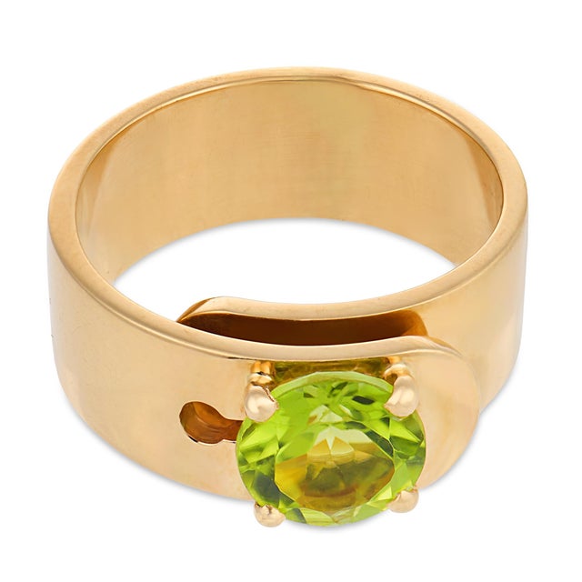 Contemporary 1990s Dinh Van French 1.85 Carat Peridot 18k Yellow Gold Buckle Ring, Size 6.75 For Sale - Image 3 of 7