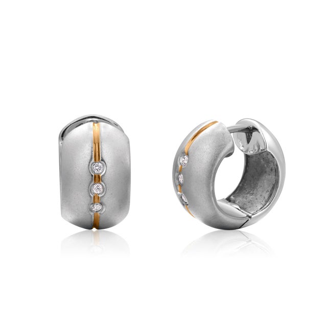 18kt White Gold Huggie Hoop Earrings With Diamonds 0.50 Inch Length, A Pair For Sale In New York - Image 6 of 8