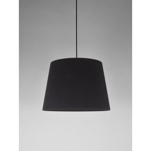 Black sísísí cónicas gt1 pendant lamp by santa & cole. Dimensions: d 45 x h 32 cm. Materials: metal, ribbon. Available in...