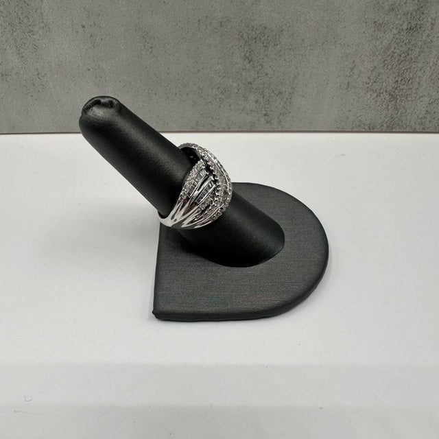 Contemporary Diamond Fashion Ring in 10kt White Gold - 1ctw Diamonds, Size 7.25, New For Sale - Image 3 of 5