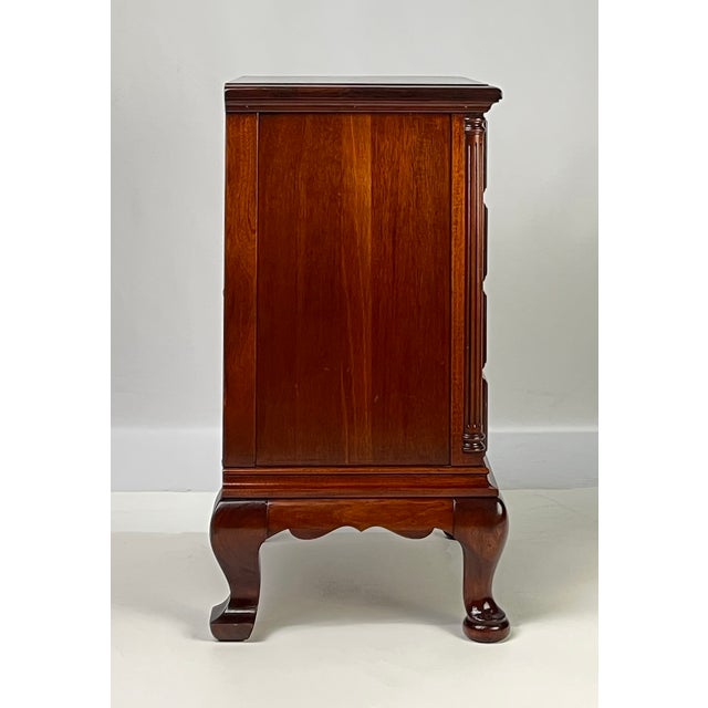 Queen Anne Vintage Continental Furniture Co. Queen Anne Style Mahogany 4-Drawer Bedside Chest For Sale - Image 3 of 16