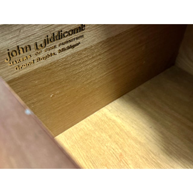 Mid 20th Century John Widdicomb Louis XV Style Bombe Commode – French Provincial Curved Chest of Drawers With Cabriole Legs & Brass Hardware For Sale - Image 15 of 16