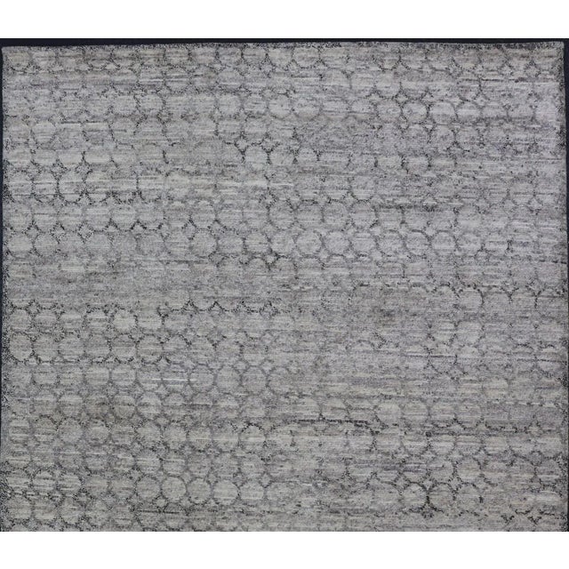 Light Gray Modern Rug With All-Over Chain Design in Dark Gray For Sale - Image 10 of 12