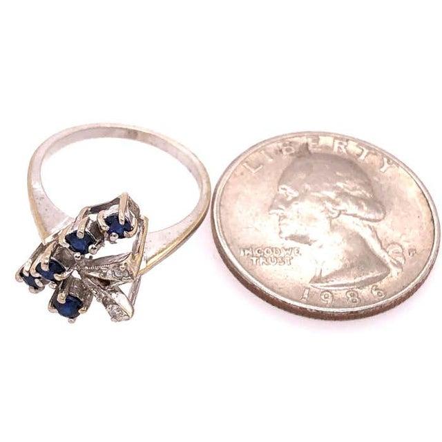 2010s 14 Karat White Gold Sapphire With Diamond Accents Freeform Ring, Size 6.5 For Sale - Image 5 of 8