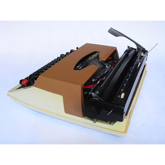 Deluxe 662 TR Typewriter from Brother, 1970s For Sale - Image 6 of 8