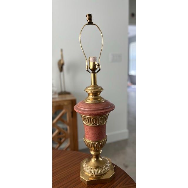 Ethan Allen 1970s Ethan Allen Palm Beach Regency Urn Lamp in Coral With Brass Accents For Sale - Image 4 of 11